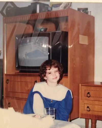 שירי בגיל 5 בבית של ההורים, תמונה שצולמה מהאלבום