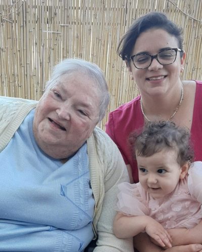 אני, אלה וסבתא קורינה ביום הולדת שנה לאלה