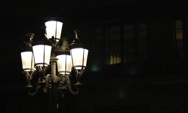 מנורת רחוב בלילה