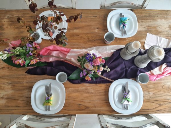 שולחן ערוך עם סידורי פרחים בסגנון איקבנה