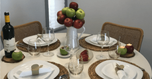 שולחן ערוך לראש השנה, עם תפוחים ודבש